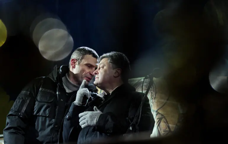 Мэр Киева Виталий Кличко и пятый президент Украины Петр Порошенко на старте своего политического партнерства. Майдан, февраль 2014 г.