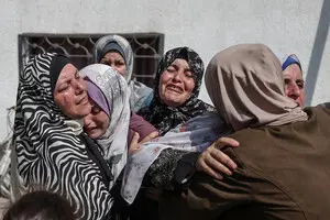 Израиль убил 45 человек, которые ждали гуманитарную помощь в Газе — Reuters