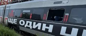 Из-за обстрела пострадал поезд Интерсити+ с известным граффити на борту