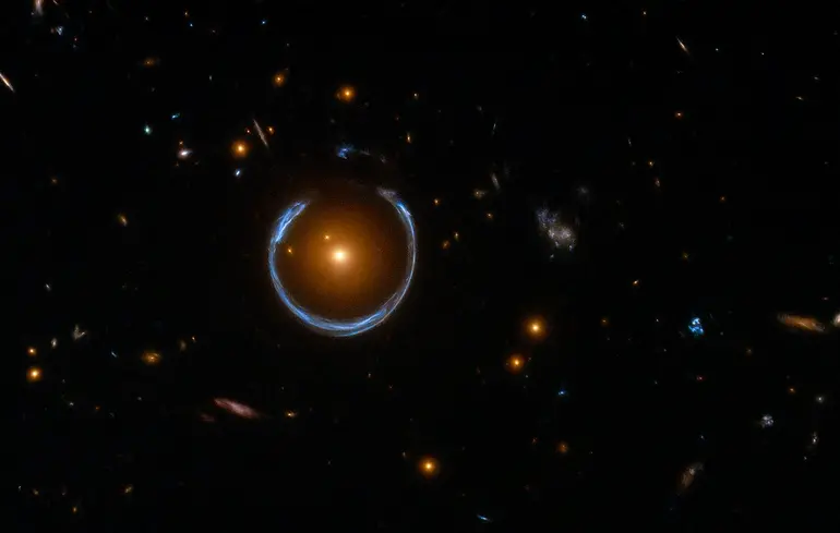 Таких ще не бачили: астрономи виявили гігантську чорну діру