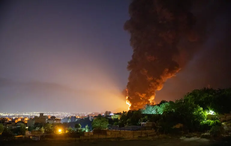 Пожар на нефтебазе Шахран в Тегеране после авиаудара Израиля 15 июня 2025 года