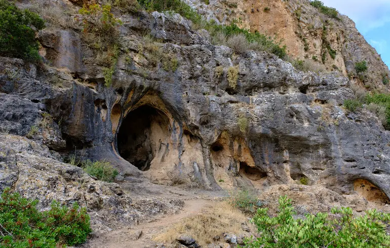 Схул— печера на горі Кармел поблизу міста Хайфа, Ізраїль