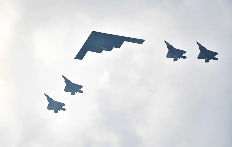Истребители F-22 Raptors и бомбардировщик-невидимка B-2