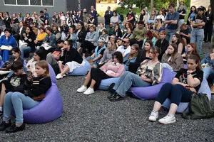 «Мак и память»: в Бабьем Яру провели поэтический вечер Сергея Жадана