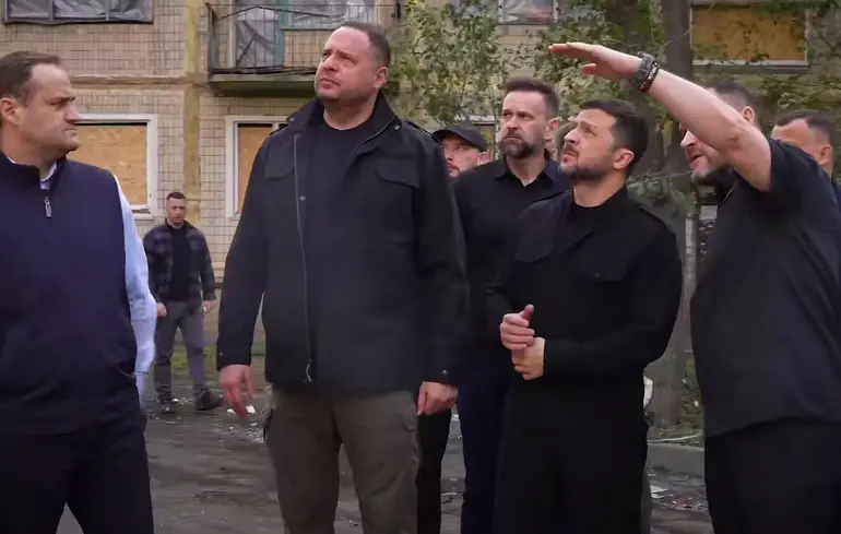 Зеленський після повернення з Канади приїхав на місце російського удару по багатоповерхівці в Києві