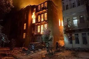 В Одессе дроны подожгли несколько многоэтажек, одна из них рухнула, мэрия публикует кадры горящих домов