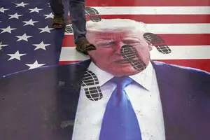 Чем рискует Трамп, атакуя Иран: знаменательный момент и риск для мира — CNN