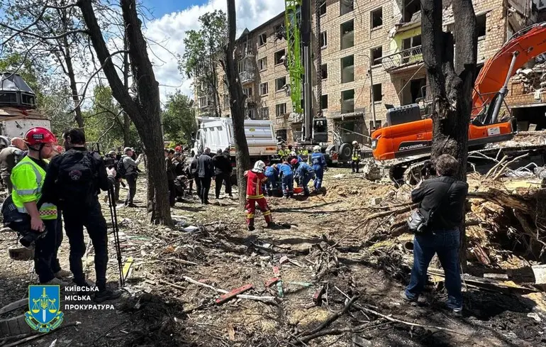 В Киеве в результате удара РФ по многоэтажке количество погибших возросло до 9, среди них — 11-летняя девочка
