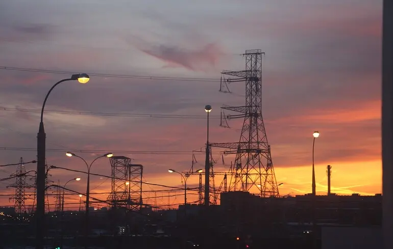 Масований удар росіян по Києву: пошкоджено електричні мережі