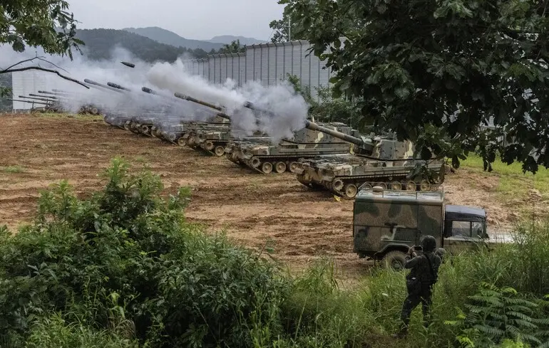 Самохідні гаубиці K9A1 ведуть вогонь на полігоні в Пхочхоні / Південна Корея, 28 серпня 2023 року