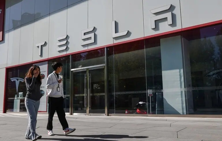 Франция обвинила Tesla в рекламе, которая вводит в заблуждение - Politico