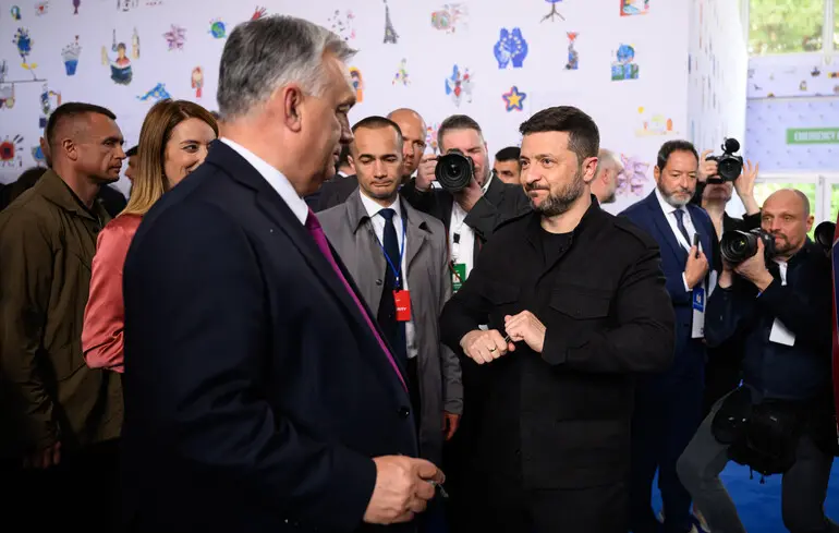 Орбан наблюдает, как Зеленский подписывает гостевое соглашение на 6-м саммите Европейского политического сообщества / 16 мая 2025 года в Тиране, Албания