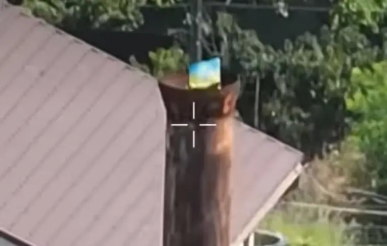 Морпіхи у День Конституції України встановили синьо-жовтий стяг на лівобережжі Херсонської області 