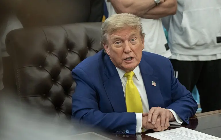 Трамп поддержал законопроект о 500% пошлинах за торговлю с Россией — сенатор