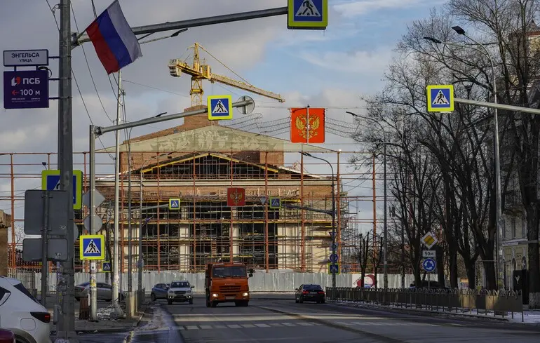 Маріуполь у лютому 2025 року. На місці Драмтеатру, під завалами якого загинуло чимало людей, росіяни вирішили показово збудувати нову будівлю