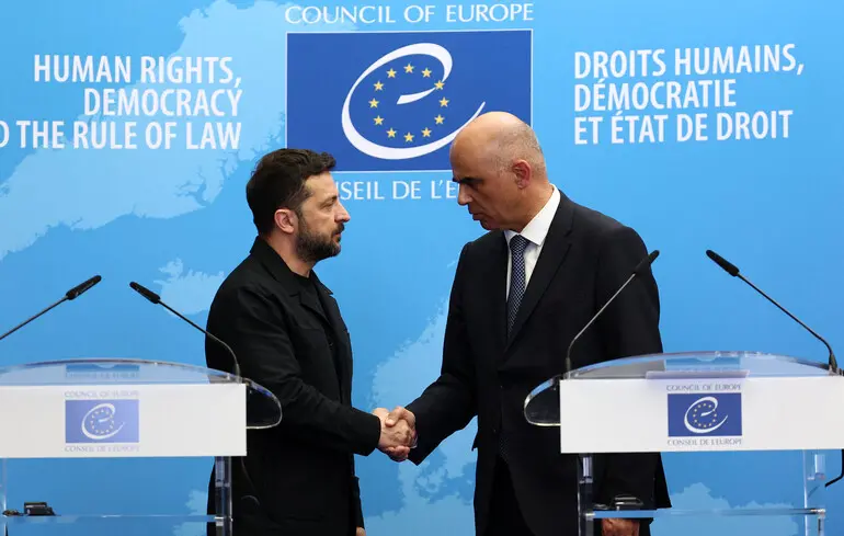 Володимир Зеленський та генеральний секретар Європейської ради Ален Берсе потискають руки після підписання угоди про створення Спецтрибуналу щодо злочинів РФ