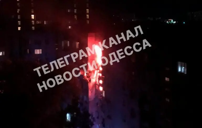 Россияне попали дроном по одесской многоэтажке, горят несколько этажей