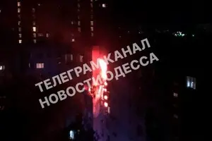 Россияне попали дроном по одесской многоэтажке, горят несколько этажей