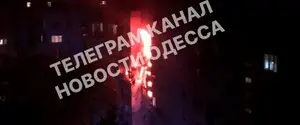 Росіяни влучили дроном по одеській багатоповерхівці, горять кілька поверхів