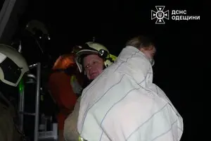 В Одессе дрон попал в многоэтажку, один из подъездов получил значительные повреждения — мэрия и ГСЧС показали последствия