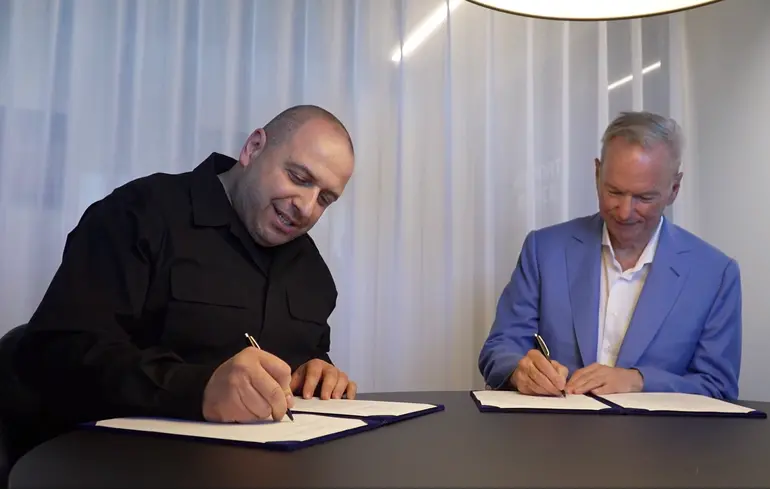 Меморандум підписали міністр оборони України Рустем Умєров і CEO компанії Swift Beat, LLC Ерік Шмідт