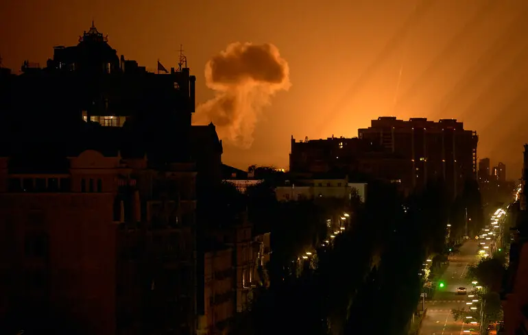 Наслідки повітряної атаки зафіксовані у п′яти районах Києва, до місць подій прямують медики