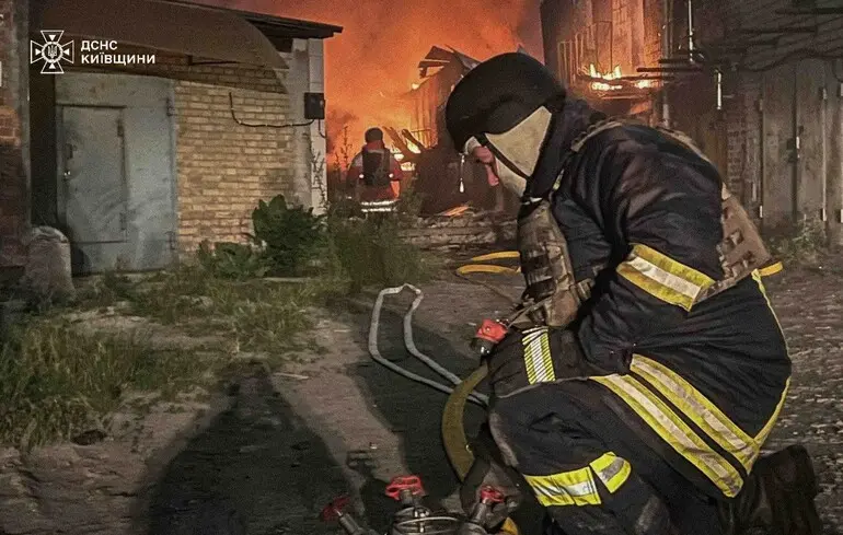 Внаслідок повітряної атаки на Київський регіон у двох районах області пошкоджені багатоповерхівки — КОВА