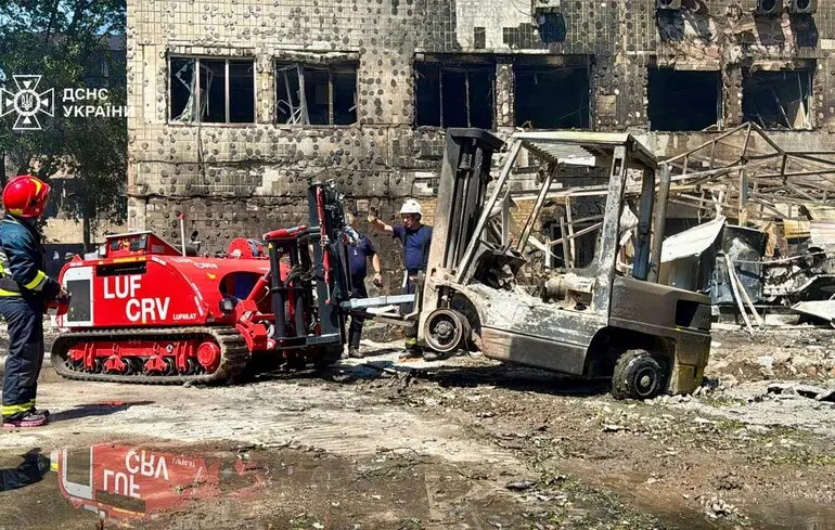 ГСЧС: под завалами в Киеве обнаружили тело 