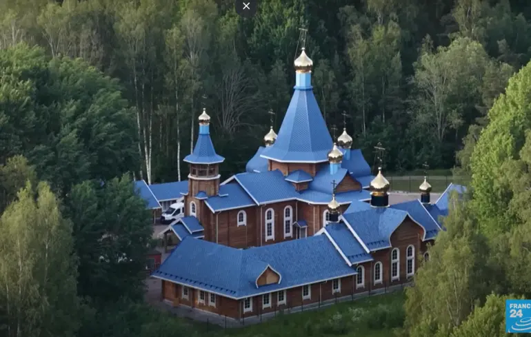 Біля аеропорту та за залізним парканом: що не так з однією із церков Московського патріархату в Швеції