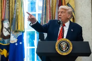 Почему Трамп оказывает помощь Израилю, а Украину отодвигает на второй план? — WP