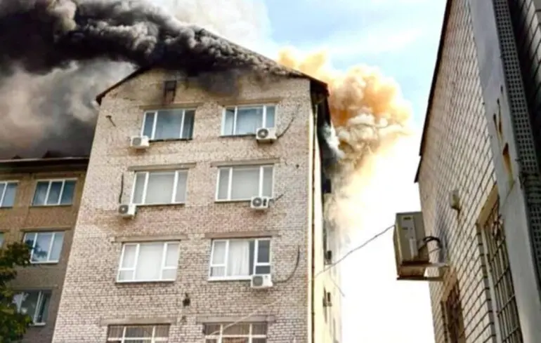 Россия массированно атаковала Запорожье дронами: 10 человек пострадали, есть попадание в университет