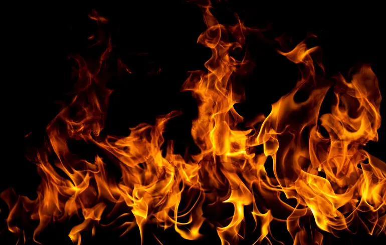 В Николаевской области вспыхнул пожар на складе боеприпасов, продолжается детонация