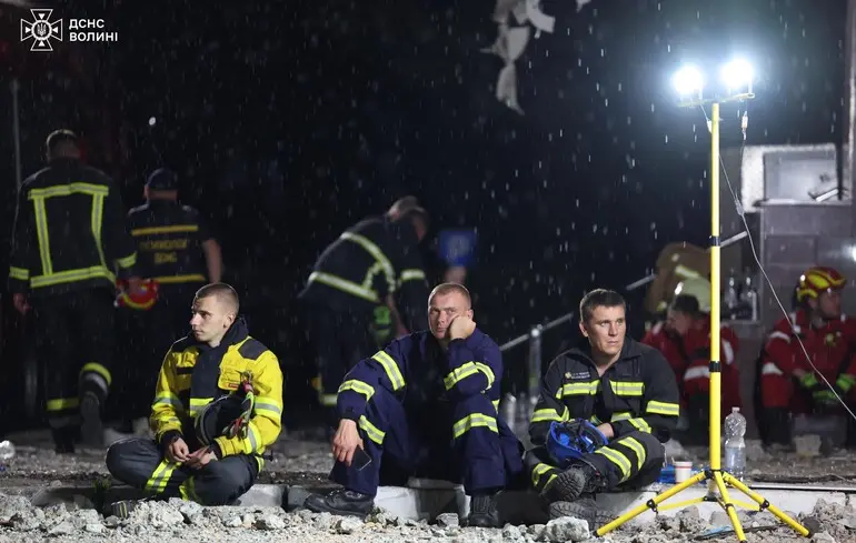 Спасатели ликвидируют последствия российской атаки по Луцку / 6 июня 2025 года
