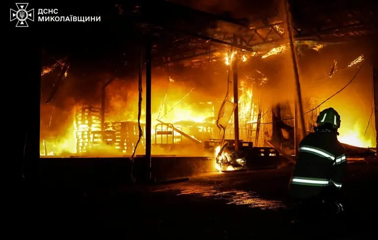 В результате российской дроновой атаки в окрестностях Николаева вспыхнул пожар — Ким