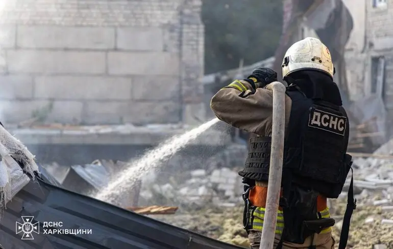У Харкові ворог вдарив дронами по району житлової забудови, є пожежа і постраждалі — мерія