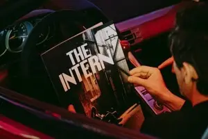 Актер Эдриен Броуди стал стажером на производстве Porsche и снял об этом документальный фильм: видео