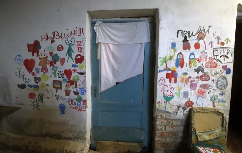 Дитячі малюнки у підвалі школи, де російські солдати 28 днів утримували дорослих та дітей проти їхньої волі, село Ягідне
