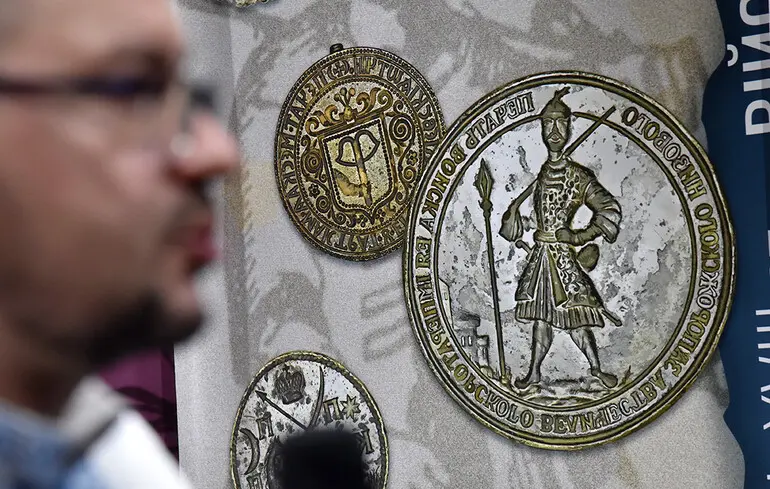 Печати, матрицы и гетманские символы: на выставке в Киеве представили редкие государственные артефакты