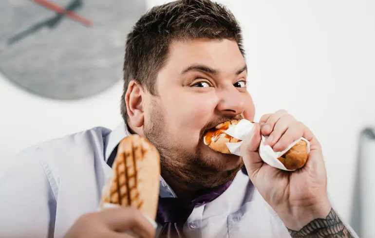 Ожиріння частіше спричинене надмірним споживанням висококалорійної їжі, а не браком фізичної активності