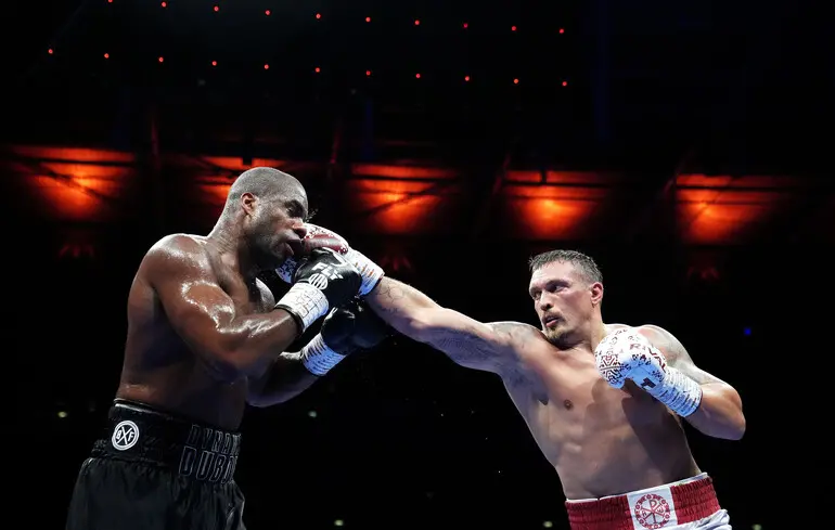 Усик эффектно нокаутировал Дюбуа и снова стал абсолютным чемпионом мира