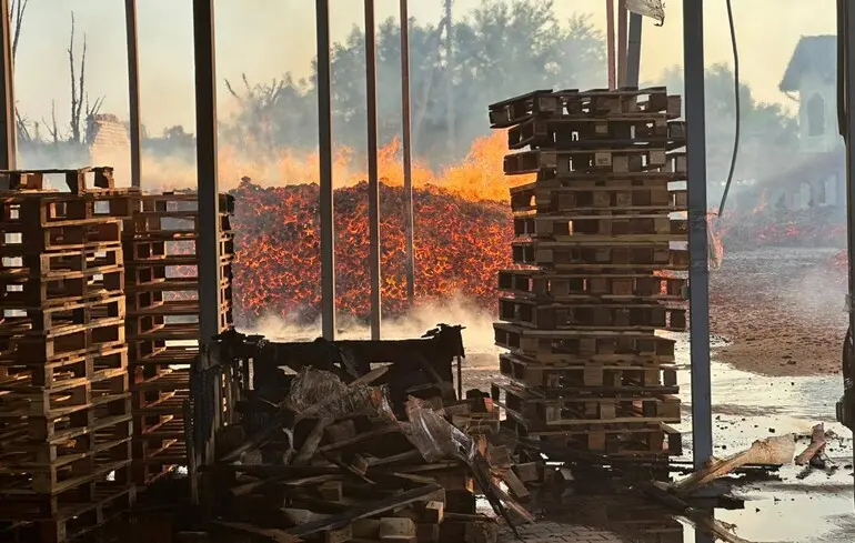 Внаслідок дронової атаки у Києві пролунали вибухи та спалахнула пожежа — КМВА