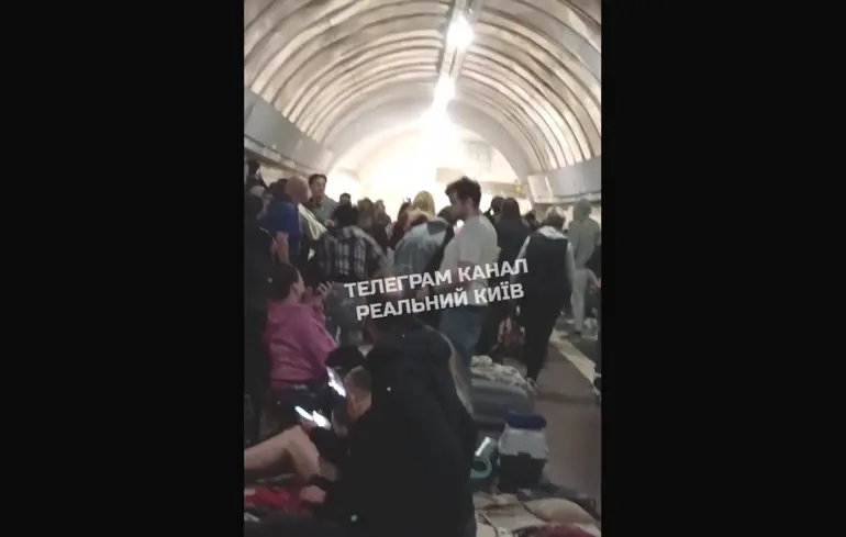 Из-за воздушной атаки в Киеве горят киоски и станция метро