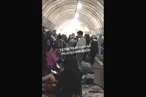 Через повітряну атаку в Києві горять кіоски та станція метро