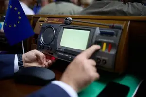 Украинская школа политических студий исключила депутатов из-за голосования за скандальный законопроект