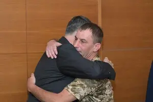 Глава МИД Израиля встретился с украинским военным, который потерял семью из-за иранского ракетного удара