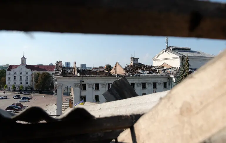 Пошкоджений внаслідок російського обстрілу театр у Чернігові, 2023 рік.