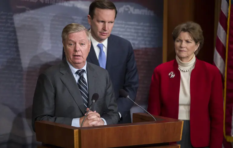 На передньому плані Ліндсі Грем та Джинн Шахін, які виступили проти закону