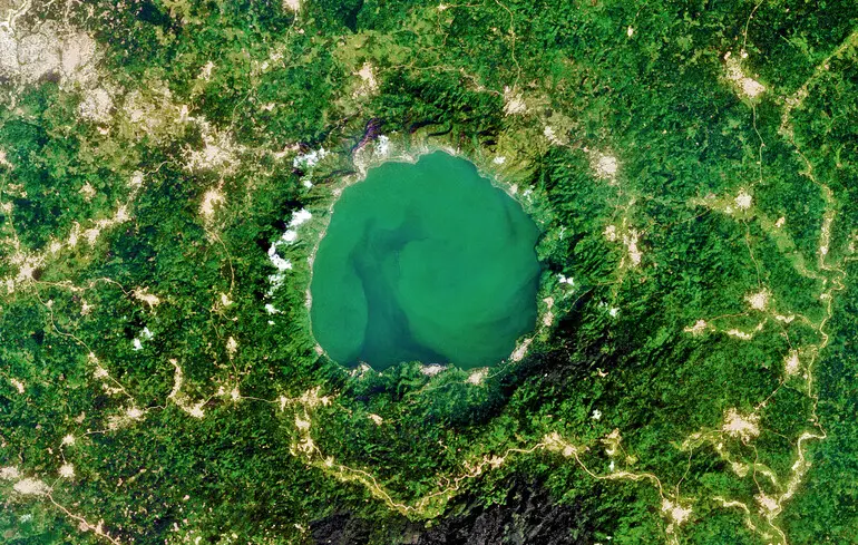 Озеро Босумстві розташоване в ударному кратері.