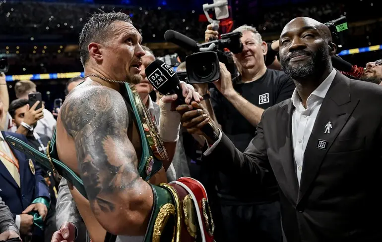 Усик розповів, про що поговорив із Дюбуа відразу після нокауту