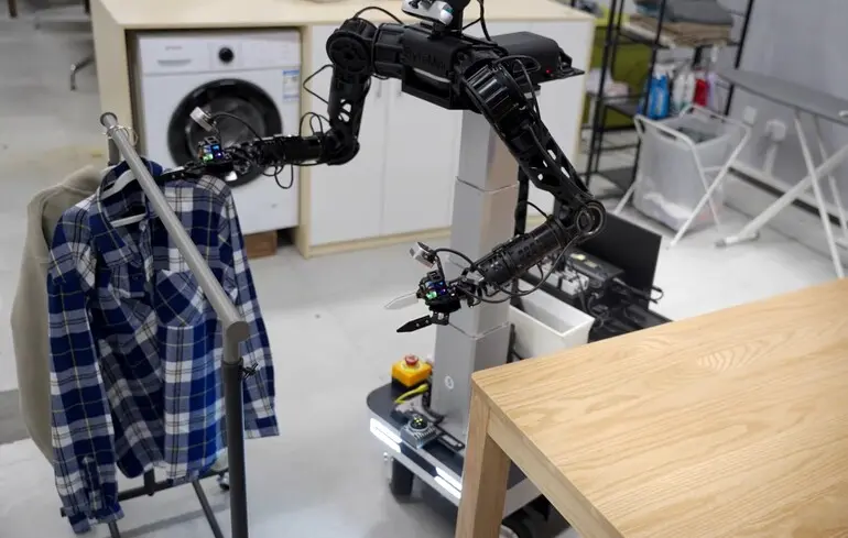 Робот ByteMini со встроенным ИИ GR-3 от компании ByteDance.